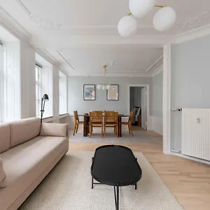 Spacious Tivoli Gardens W 3 Bedrooms Apartment Kopenhagen